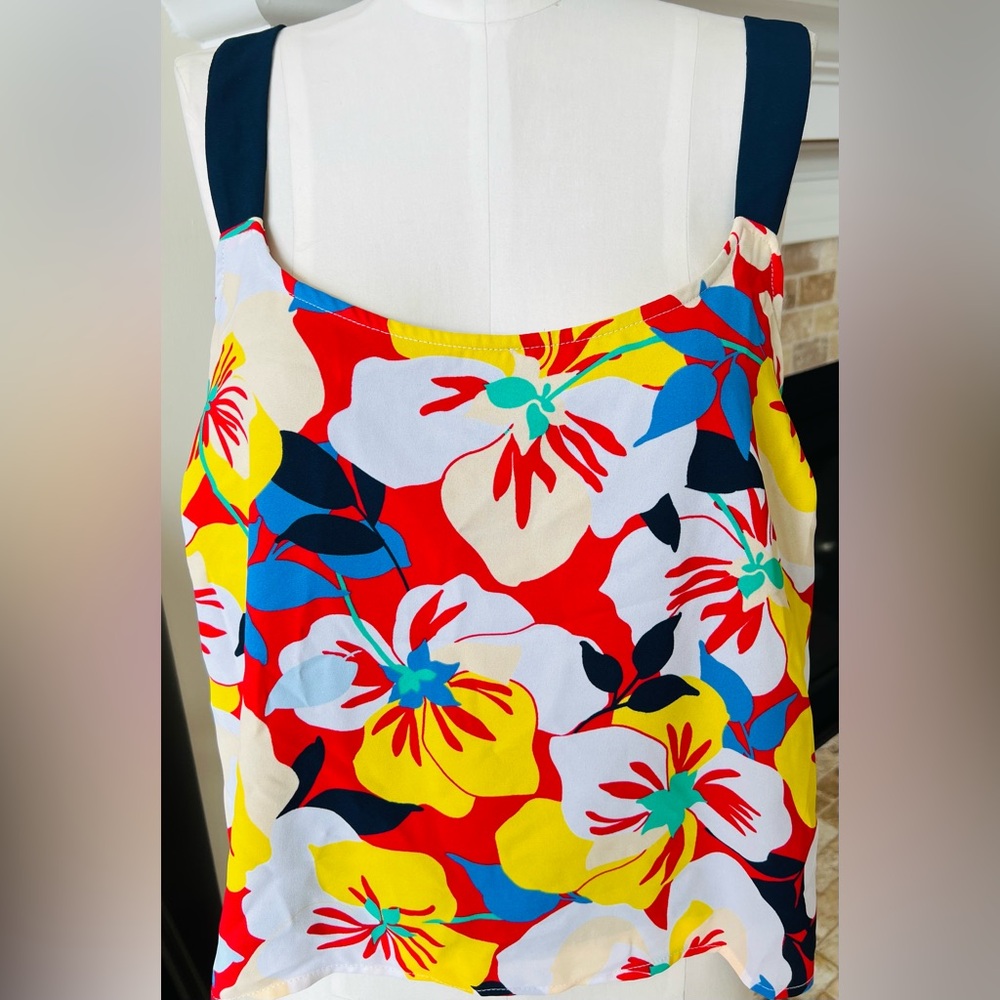 Tommy Hilfiger XL 🆕  100% polyester crop top floral with tags attached